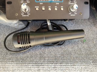 Equipo de sonido: 2 altavoces + mesa DJ