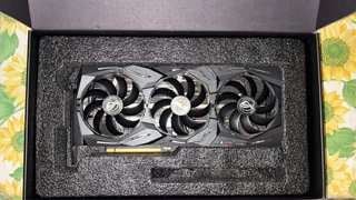 Scheda grafica Asus ROG Radeon RX 5700XT a tripla ventola