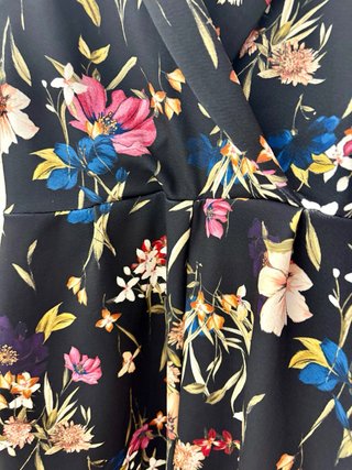 Vestido Bershka flores negro talla M