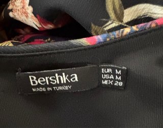 Vestido Bershka flores negro talla M