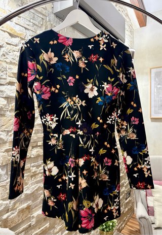 Vestido Bershka flores negro talla M