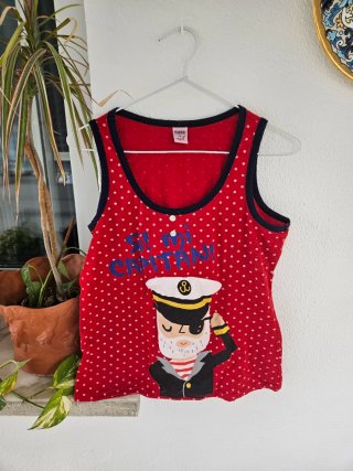Camiseta tirantes roja con lunares y estampado