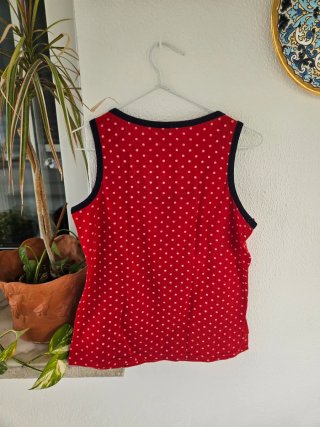 Camiseta tirantes roja con lunares y estampado