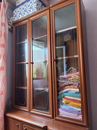 Armario de madera con cristales