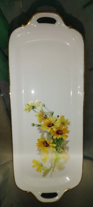 Vassoio in porcellana con bordo dorato e fiori dipinti