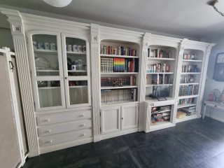 Mueble de salón blanco con vitrina