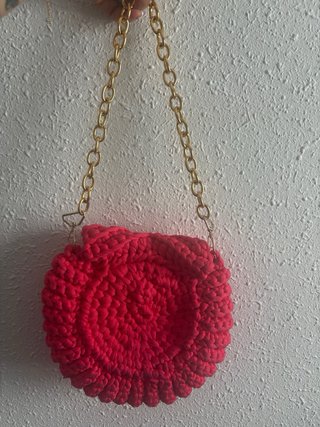 Bolso rosa con cadena dorada
