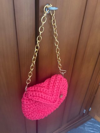 Bolso rosa con cadena dorada