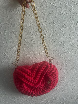 Bolso rosa con cadena dorada