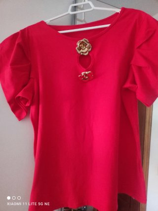 Camiseta roja verano con adornos florales