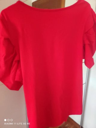 Camiseta roja verano con adornos florales