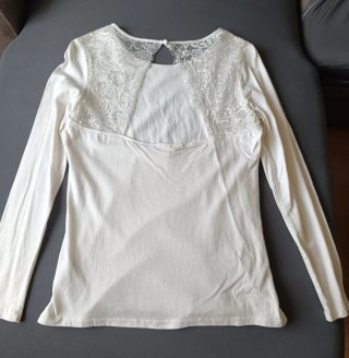 Camiseta blanca con escote espalda encaje