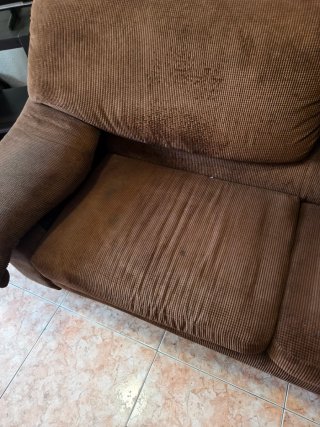 Sofá marrón de salón