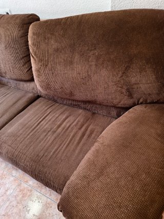 Sofá marrón de salón
