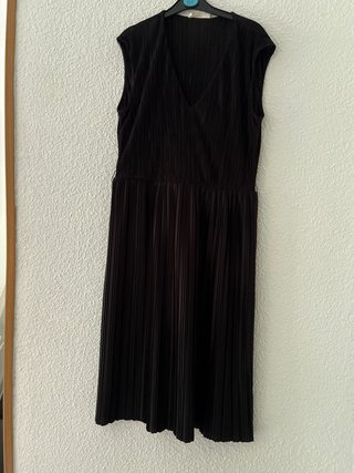 Vestido negro plisado sin mangas