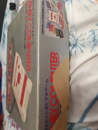 Consola Nintendo Family Computer Famicom con caja