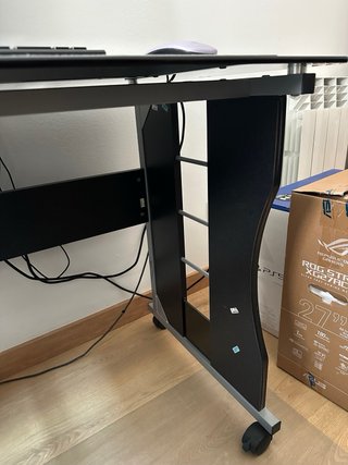 Escritorio cristal negro con patas metálicas