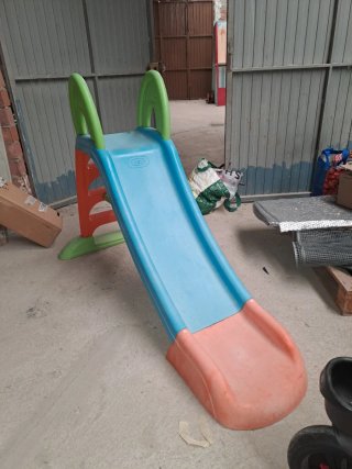 Tobogán infantil azul, naranja y verde