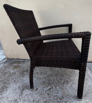 Sillas de mimbre marrones