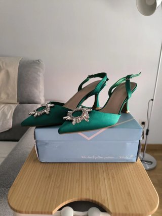 Zapatos verdes de tacón con pedrería
