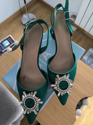Zapatos verdes de tacón con pedrería