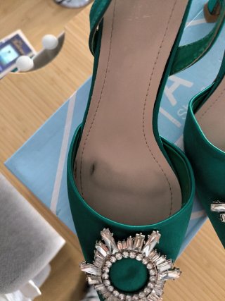 Zapatos verdes de tacón con pedrería