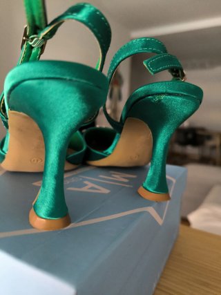 Zapatos verdes de tacón con pedrería