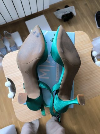 Zapatos verdes de tacón con pedrería
