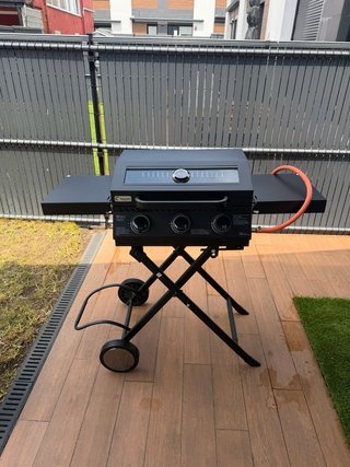 Barbacoa de gas negra con ruedas