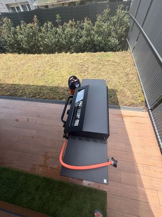 Barbacoa de gas negra con ruedas