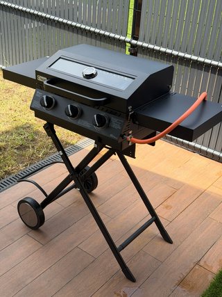 Barbacoa de gas negra con ruedas