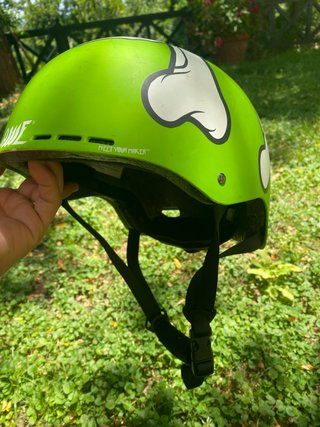 Casco AWE verde per skateboard e bici