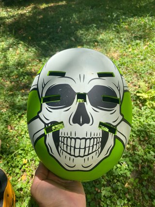 Casco AWE verde per skateboard e bici