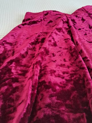 Falda corta de terciopelo rojo