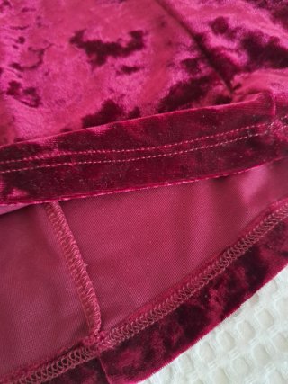 Falda corta de terciopelo rojo