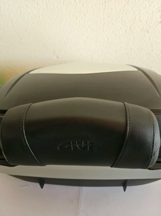 Baúl Moto Givi Negro y Plata