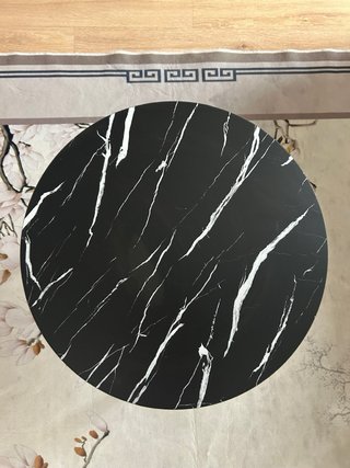 Mesita auxiliar redonda color mármol negro
