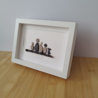 Cuadro artesanal familia con mascota | Pebble Art