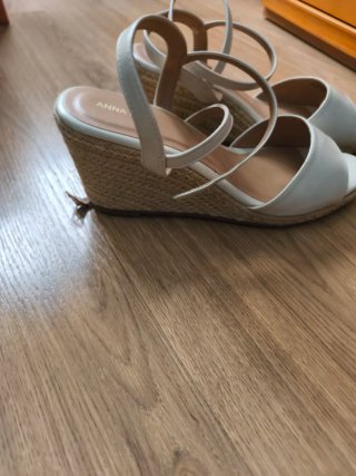 Sandalias cuña Anna Field crema esparto