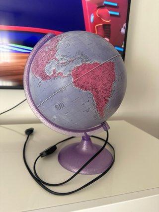 Globo terráqueo luminoso educativo púrpura