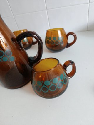 Jarra y tazas ámbar vintage