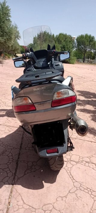 Suzuki Burgman 650 gris