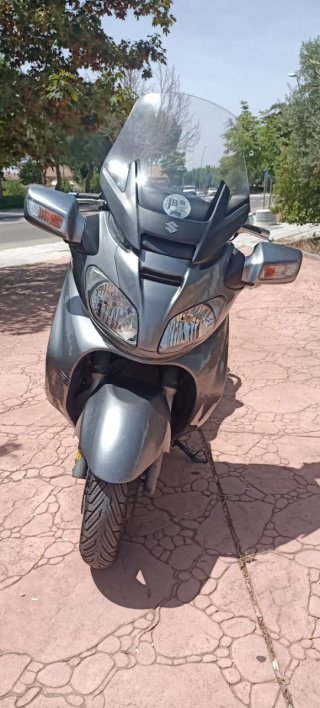 Suzuki Burgman 650 gris
