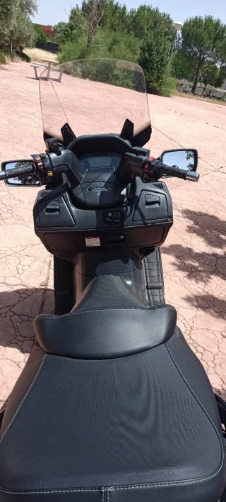 Suzuki Burgman 650 gris