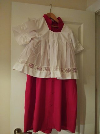Traje monaguillo blanco y rojo. Talla 6 años