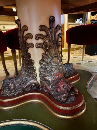 Mesa redonda de madera con diseño