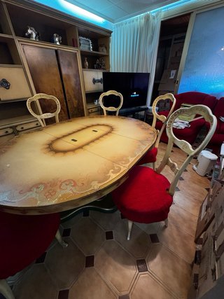 Mesa redonda de madera con diseño