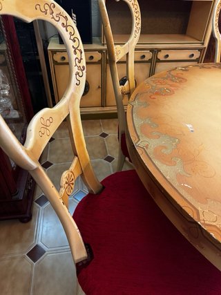 Mesa redonda de madera con diseño