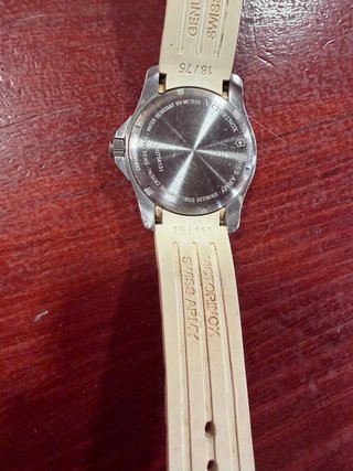 Reloj Victorinox Blanco y Plateado