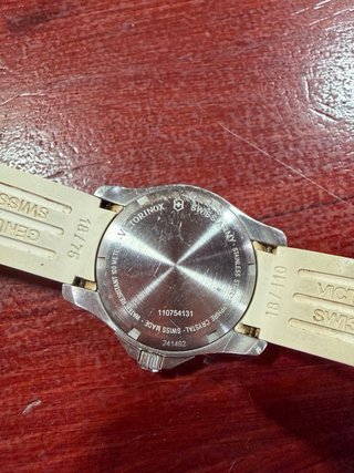 Reloj Victorinox Blanco y Plateado